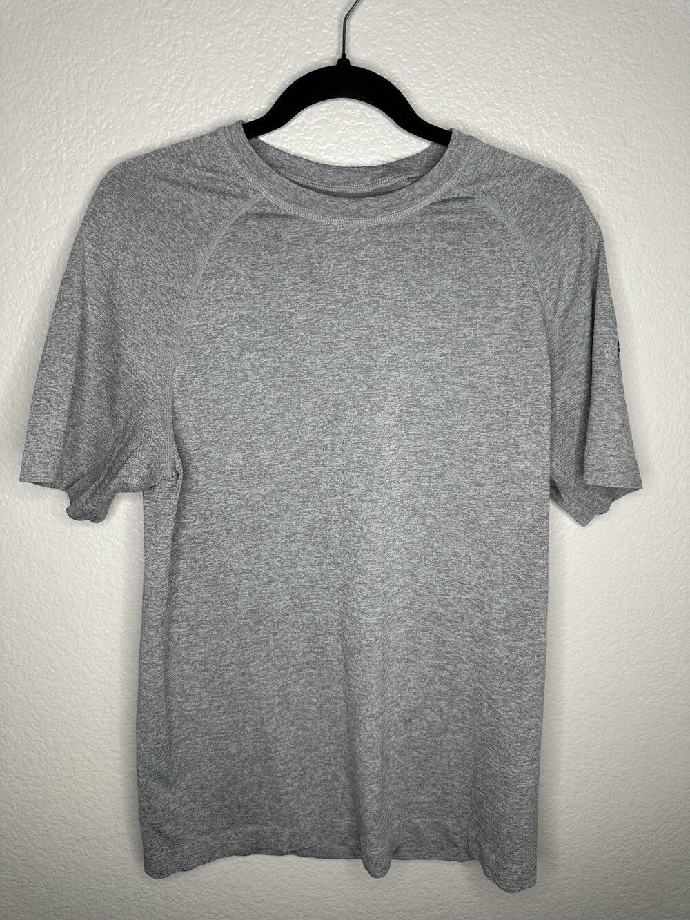 Fabletics Shirt Mens Medium Gray Raglan Short Sleeve Athletic Workout Gym Tee